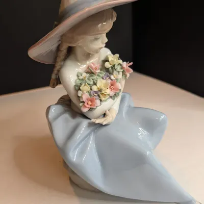 1992 Lladro Figurine "Fragrant Bouquet" #5682 Stands 8" Tall x 6" Wide No Box #73