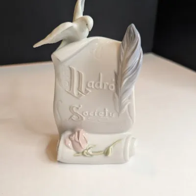 1998 Lladro Plaque "Art Brings Us Together" #7644 Stands 6 1/2" Tall No Box #71