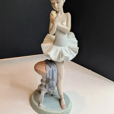1995 Lladro Event Figurine "For A Perfect Performance" #7641 Stands 10 1/4" Tall x 4 3/4" Wide #55