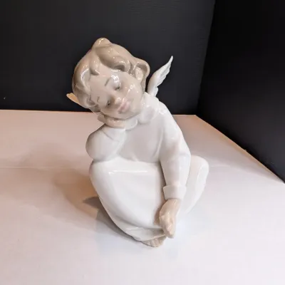 1997 Lladro Figurine " Angel Dreaming" #4961 Stands 6 1/3" Tall x 5 3/4" Wide No Box #44