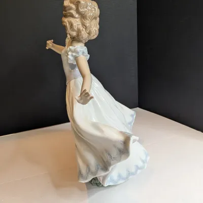 2000 Lladro Figurine "Sweet Sixteen" #6687 Stands 13" Tall #75