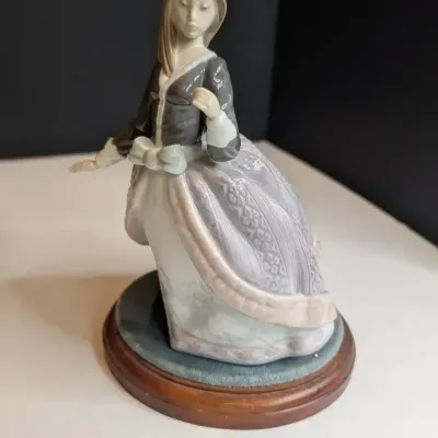 1984 Lladro Figurine "Angela" #5211 8 1/2" Tall No box & Missing Parasol #84