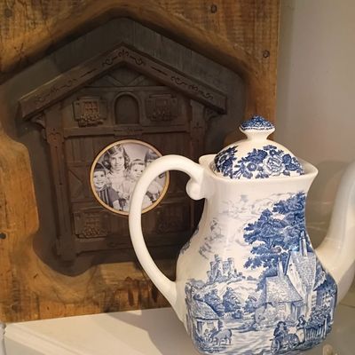 Blue and white transferware coffee pot, cast picture frame