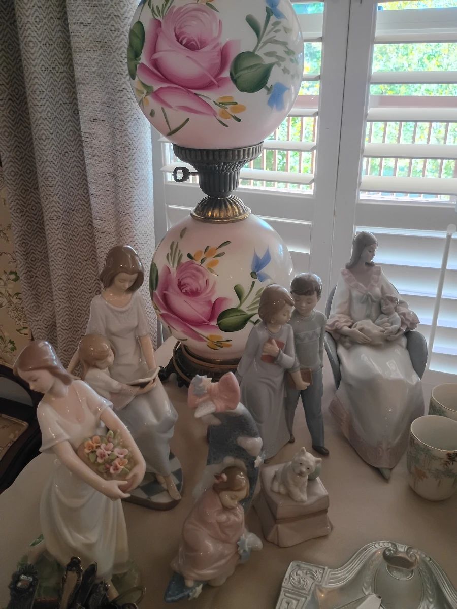 Porcelain figurines, hand-painted rose globe lamp