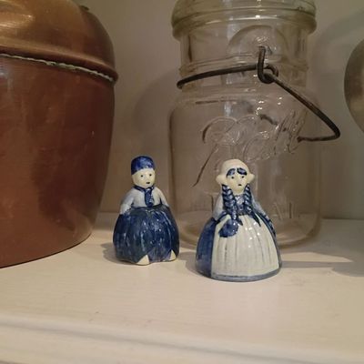 Delft-style blue and white figurines, copper pot, glass bail jar