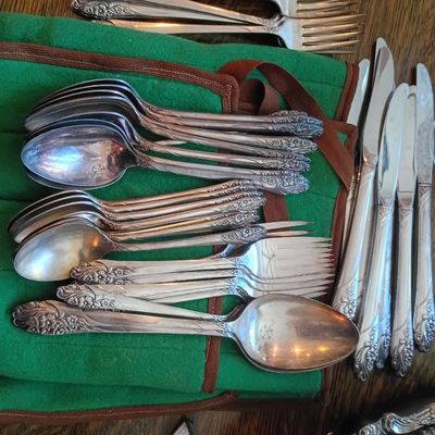 Silverplate flatware set with storage roll