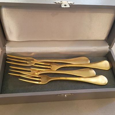 Gold-tone dessert forks in fitted case