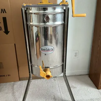 Mann Lake Ltd Side Crank Honey Extractor