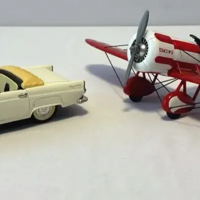 Die Cast 1955 Thunderbird and Texaco airplane 