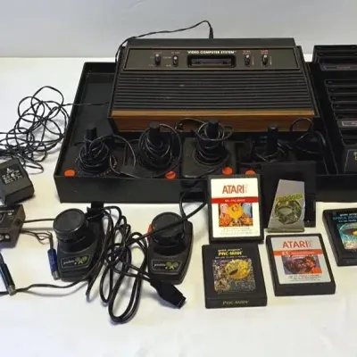 1977 ATARI 2600 console, Joysticks and Games 