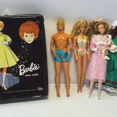 1963 featured Barbie Doll Case + 5 Dolls 