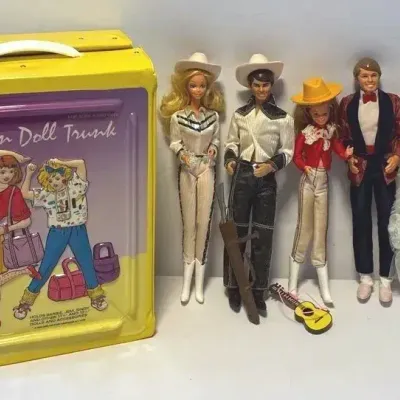 1986 featured Barbie Trunk + Western & Glam Barbies 