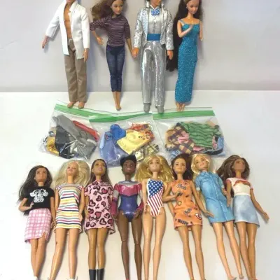 Vintage Barbie Lot 1 w/clothes 