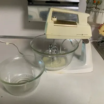Vintage General Electric Stand Mixer with 2 Glass Mixing Bowls – Tested Working