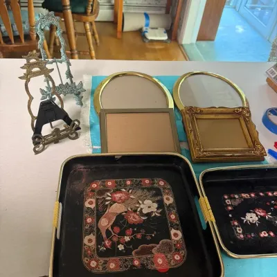 Vintage Decorative Tray & Picture Frame Lot – Asian Floral Trays, Brass-Tone Frames & Easels