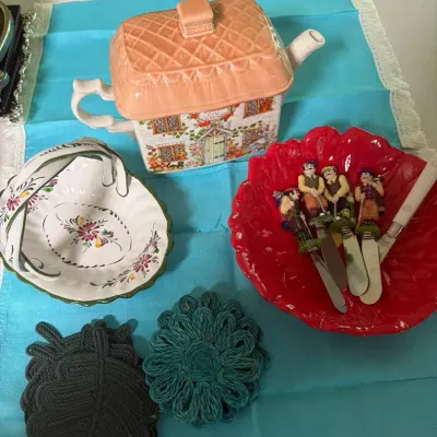 Whimsical Kitchen & Serving Décor Lot – Cottage Teapot, Floral Basket & Character Spreaders