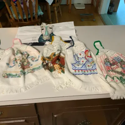 Vintage-Style Kitchen Towels with Crocheted Hangers
