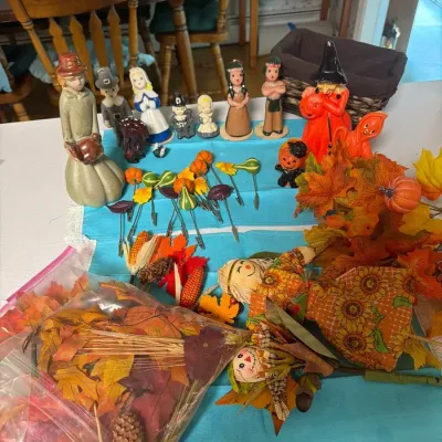 Vintage Thanksgiving & Halloween Décor Lot – Pilgrims, Pumpkins, Scarecrows & Fall Accents