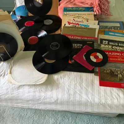 Large Vintage Vinyl Record Collection – LPs & 45s – Mixed Artists & Genres