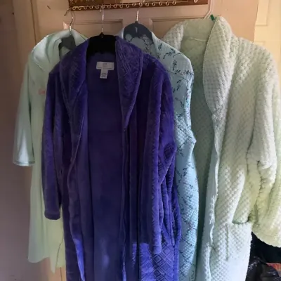 Women’s Robes & Sleepwear Lot – Plush, Size LG / XL Floral & Fleece Styles