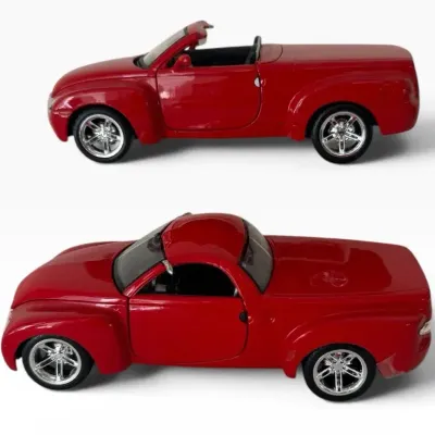 Pair of Maisto Chevrolet SSR 1:25 Metal Model Cars – 2000 & 2004 Red