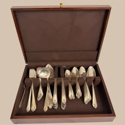 Wm. Rogers & Son Exquisite Silverplate Flatware Set