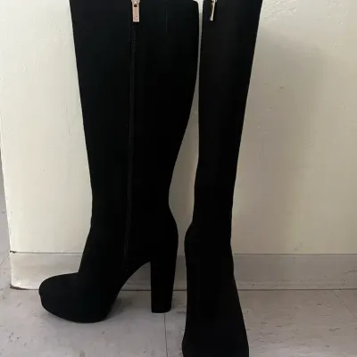 Jessica Simpson Black Suede Knee High Platform Boots – Size 6