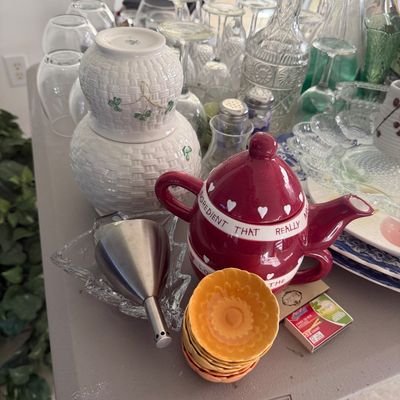 Sale Photo Thumbnail #124: Belleek Ireland Shamrock 