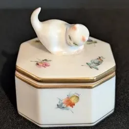 Sale Photo Thumbnail #129: Porcelain Trinket Box - Herend Hungary Floral Cat Finial