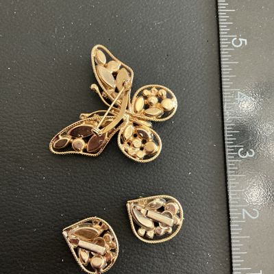 Beautiful Vintage Gold tone wire butterfly with gorgeous green glass rhinestones brooch and Earring Set