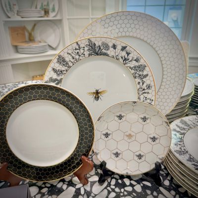 Sale Photo Thumbnail #21: Williams Sonoma "Honeycomb" china - 8 place settings, plus bowls, serving bowl, napkin rings, and napkins