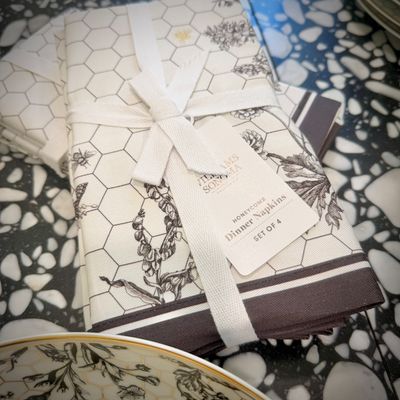 Sale Photo Thumbnail #24: Williams Sonoma "Honeycomb" china - 8 place settings, plus bowls, serving bowl, napkin rings, and napkins
