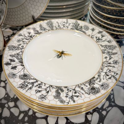 Sale Photo Thumbnail #22: Williams Sonoma "Honeycomb" china - 8 place settings, plus bowls, serving bowl, napkin rings, and napkins