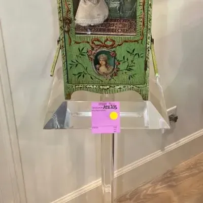 Jamie Carrington  Dollhouse Miniature Sedan Chair Vitrine Featuring Period Characters Figures
