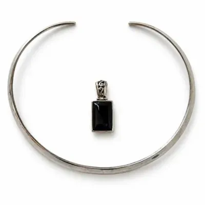 Lot 066   
Sterling Silver Necklace with Silver and Black Cabochon Double Sided Pendant