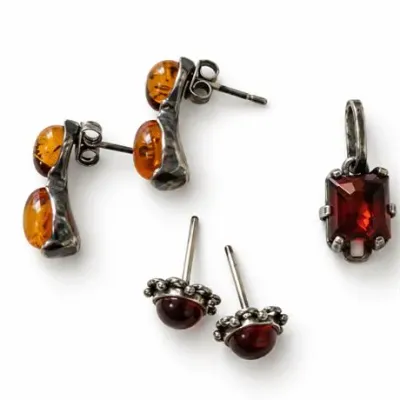 Lot 099   0 Bid(s)
Amber and Sterling Jewelry Lot - 2 Pairs of Earrings and Matching Pendant