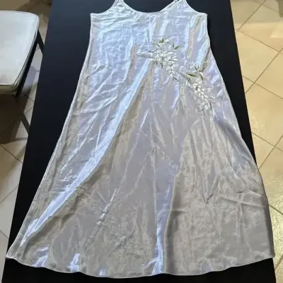 Oscar de la Renta Women’s Satin-Look Nightgown Size M – Floral Embroidery