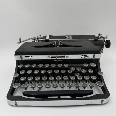 Royal De Luxe Typewriter