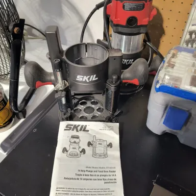 Skil model RT1322-00 14 Amp plunge and fixed base router with original owner's manual.