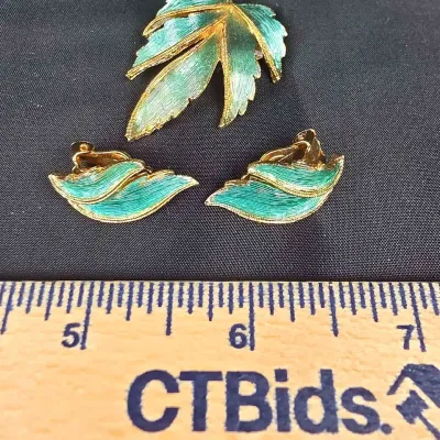 Jonette Jewelry Gold-Tone Green Enamel Leaf Brooch Matching Clip-on Earrings 