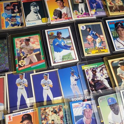 Sale Photo Thumbnail #498: I04490 | Collection of Baseball Trading Cards