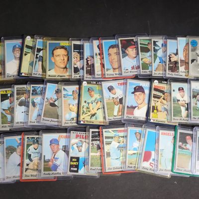 Sale Photo Thumbnail #566: I04246 | Collection of Vintage Topps Baseball Cards