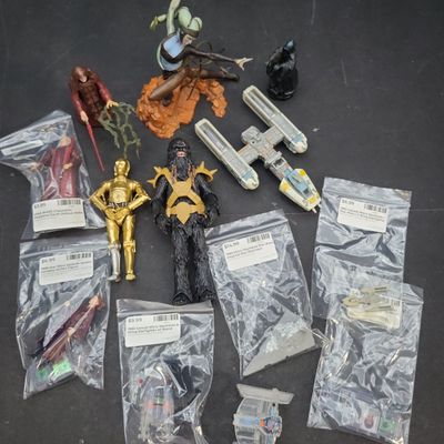 Sale Photo Thumbnail #841: I04765 | Star Wars Figures and Vehicles Lot