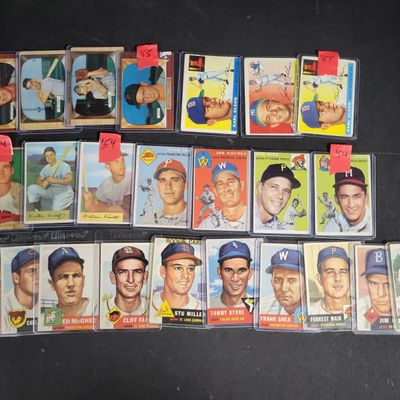I04242 | An Assortment of Vintage Baseball Cards