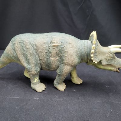 Sale Photo Thumbnail #899: I04318 | Hasbro Jurassic Park Triceratops Figure