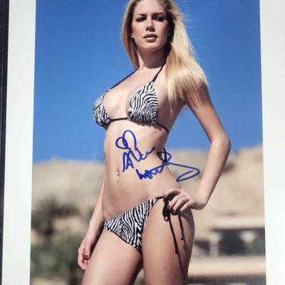 Sale Photo Thumbnail #102: I04425 | Heidi Montag Signed 8x10 Photograph