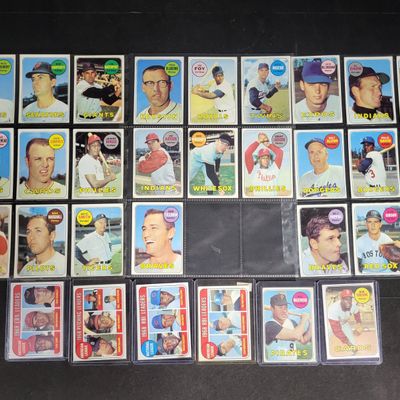 Sale Photo Thumbnail #489: I04187 | A Collection of Vintage Baseball Cards