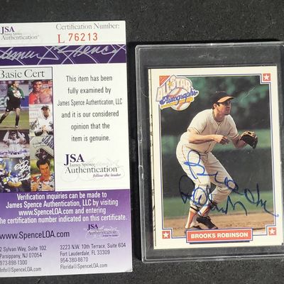 Sale Photo Thumbnail #549: I04139 | Autographed 1993 Nabisco Brooks Robinson Card