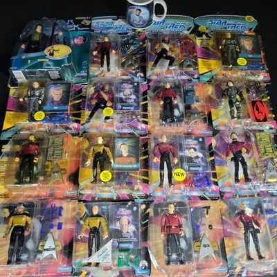 Sale Photo Thumbnail #830: I04664 | Playmates Star Trek Figures and Mug