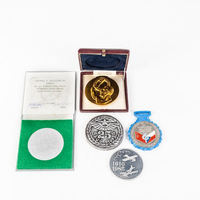 Sale Photo Thumbnail #253: 5 Table Medals-Yugo, Czech, USSR, 2 in boxes